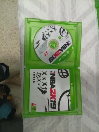 Xbox one con 18, sus cables y mando