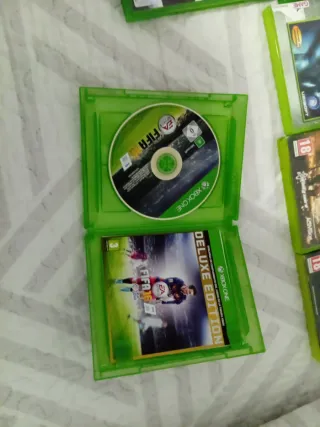 Xbox one con 18, sus cables y mando