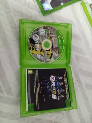 Xbox one con 18, sus cables y mando