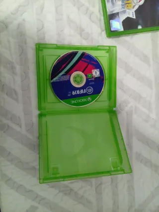 Xbox one con 18, sus cables y mando