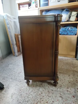 Cómoda de madera marrón