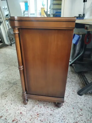 Cómoda de madera marrón