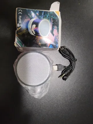 Altavoz portátil multicolor y plateado