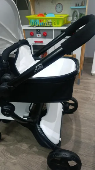 Sillita de muñeca negra y blanca