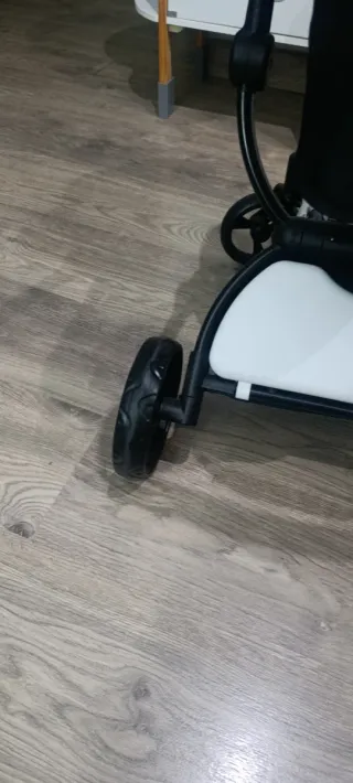 Sillita de muñeca negra y blanca