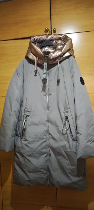 Abrigo largo oversize dorado y gris