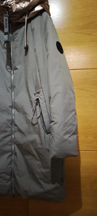 Abrigo largo oversize dorado y gris