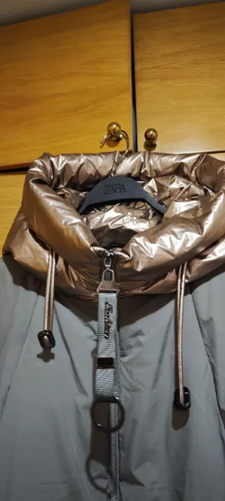 Abrigo largo oversize dorado y gris