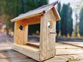 Comedero de madera para pájaros