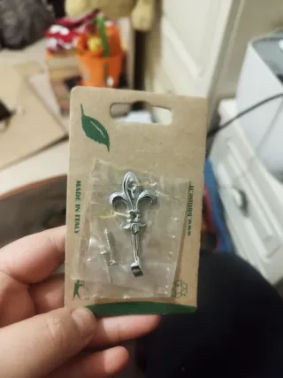 Gancio decorativo a forma di giglio