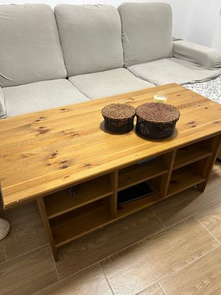 Mesa de salón de madera