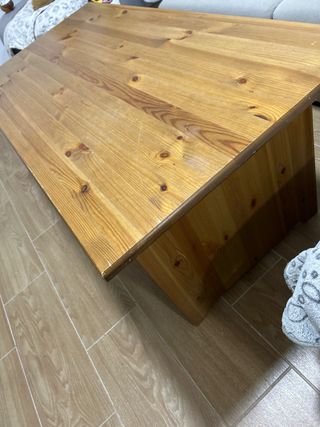 Mesa de salón de madera