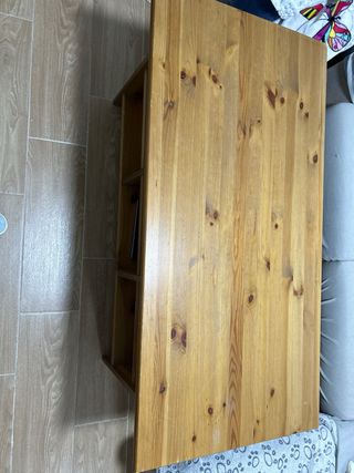 Mesa de salón de madera