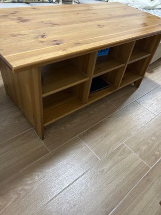 Mesa de salón de madera