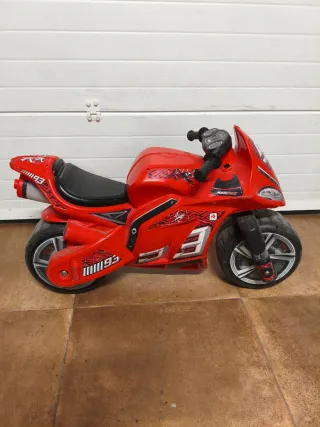Moto de juguete roja