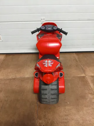 Moto de juguete roja