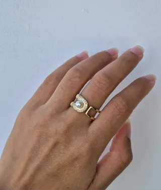 Anillo dorado con perla y brillos