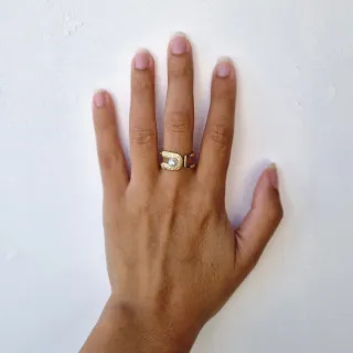 Anillo dorado con perla y brillos