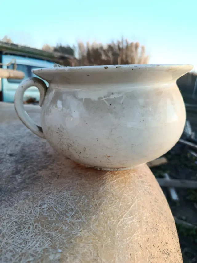 Orinal antiguo de cerámica