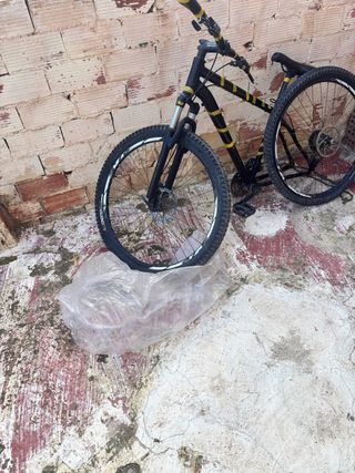 Bicicleta de Montaña Negra y Amarilla