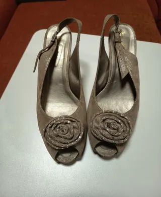 Zapatos tacón beige flor 40