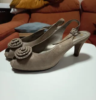 Zapatos tacón beige flor 40