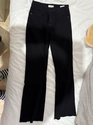 Pantalones negros acampanados