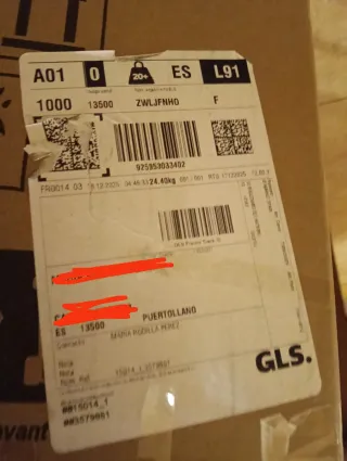 Cómoda de madera nueva sin abrir embalaje.