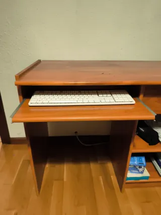 Escritorio de madera marrón