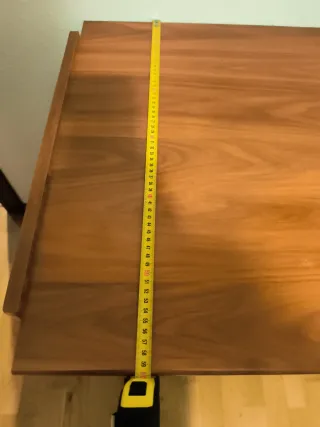 Escritorio de madera marrón