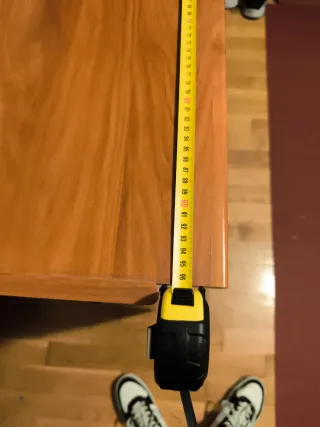 Escritorio de madera marrón