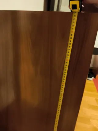 Escritorio de madera marrón