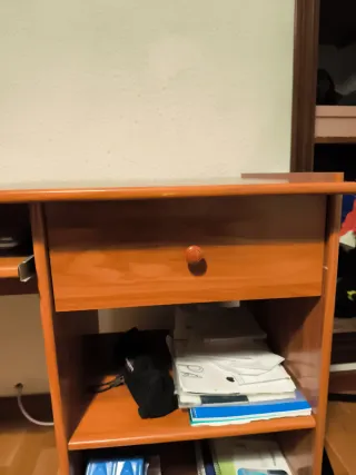 Escritorio de madera marrón