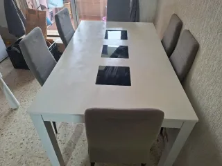 Mesa de comedor blanca con 6 sillas grises