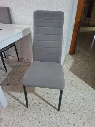 Mesa de comedor blanca con 6 sillas grises