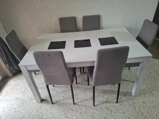 Mesa de comedor blanca con 6 sillas grises