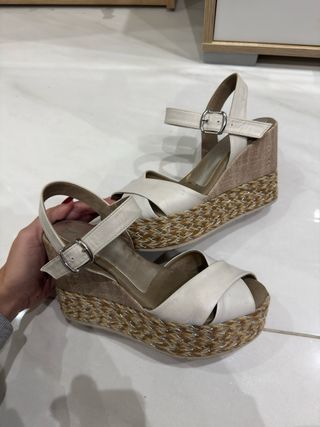 Tacones beige y blancos de piel