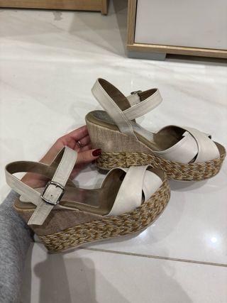 Tacones beige y blancos de piel