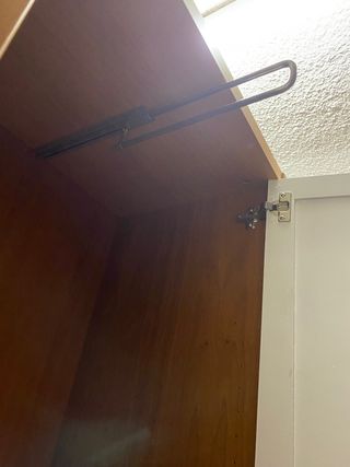 Armario de madera marrón y blanco