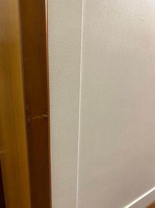 Armario de madera marrón y blanco