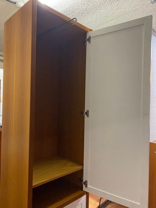 Armario de madera marrón y blanco