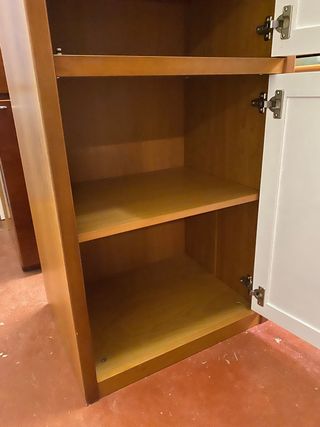 Armario de madera marrón y blanco