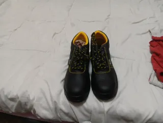 Botas de seguridad negras y amarillas