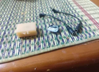 Micrófono espía diminuto