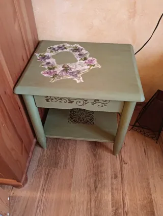 Mesita auxiliar decorada