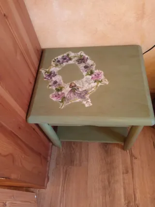 Mesita auxiliar decorada