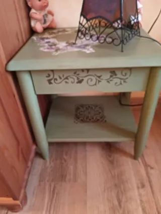 Mesita auxiliar decorada
