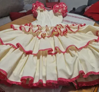 Traje de flamenca blanco y rosa