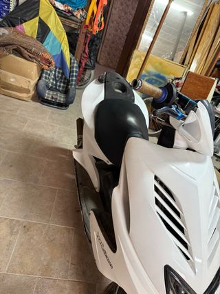 Moto YAMAHA AEROX negociable