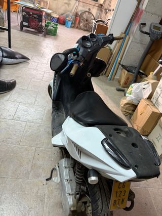 Moto YAMAHA AEROX negociable